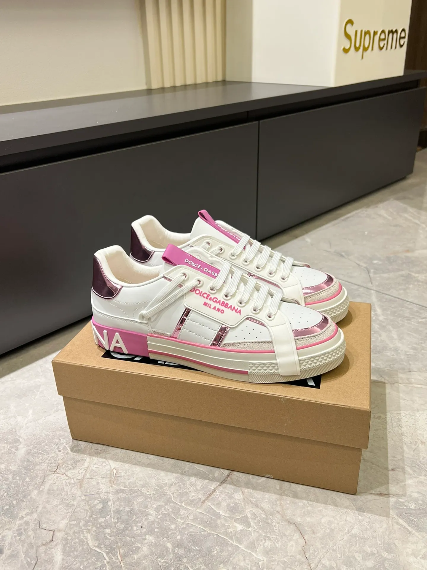 p480 Original order Couple model DG's new Custom 2.Zero sneakers combine the characteristic elements of the brand's two classic series, combining the simple and elegant silhouette of Portofino with the urban and capable attitude of Miami. Calfskin upper with contrasting details, micro-injection rubber logo on the side, laminated Dauphine leather heel, sheepskin lining, original outsole Size: Women's 35-40 (34, 41 can be ordered), Men's 38-44 (45, 46 can be customized)